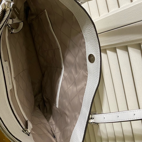 Michael Kors Large Voyager Tote - Picture 4 of 7